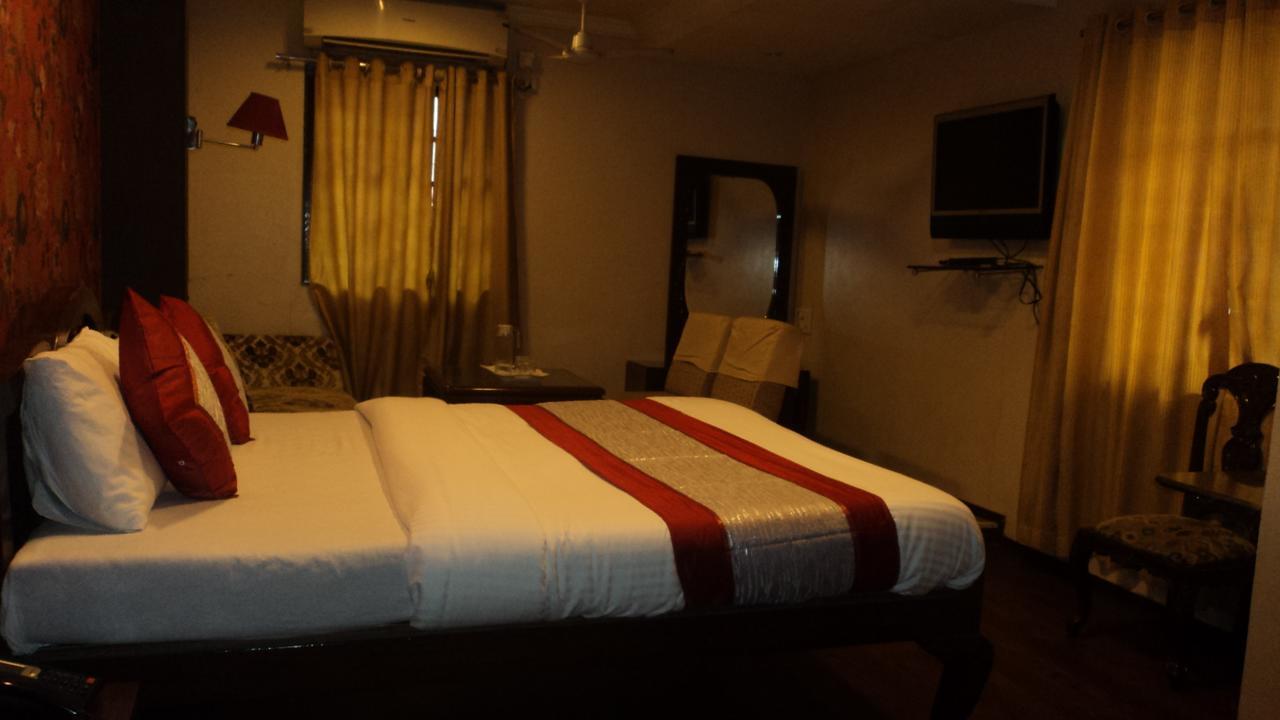 Benazeer Hotel Mumbai Exterior photo