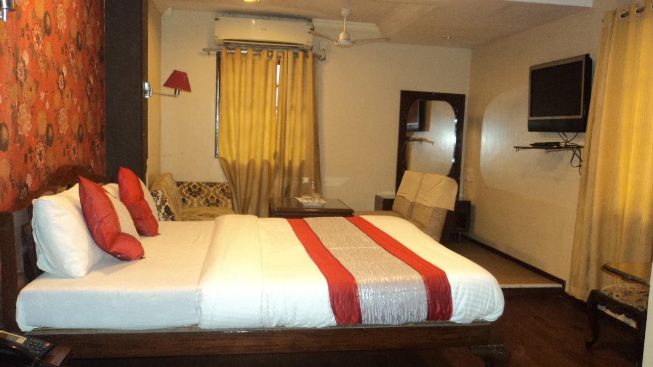 Benazeer Hotel Mumbai Exterior photo