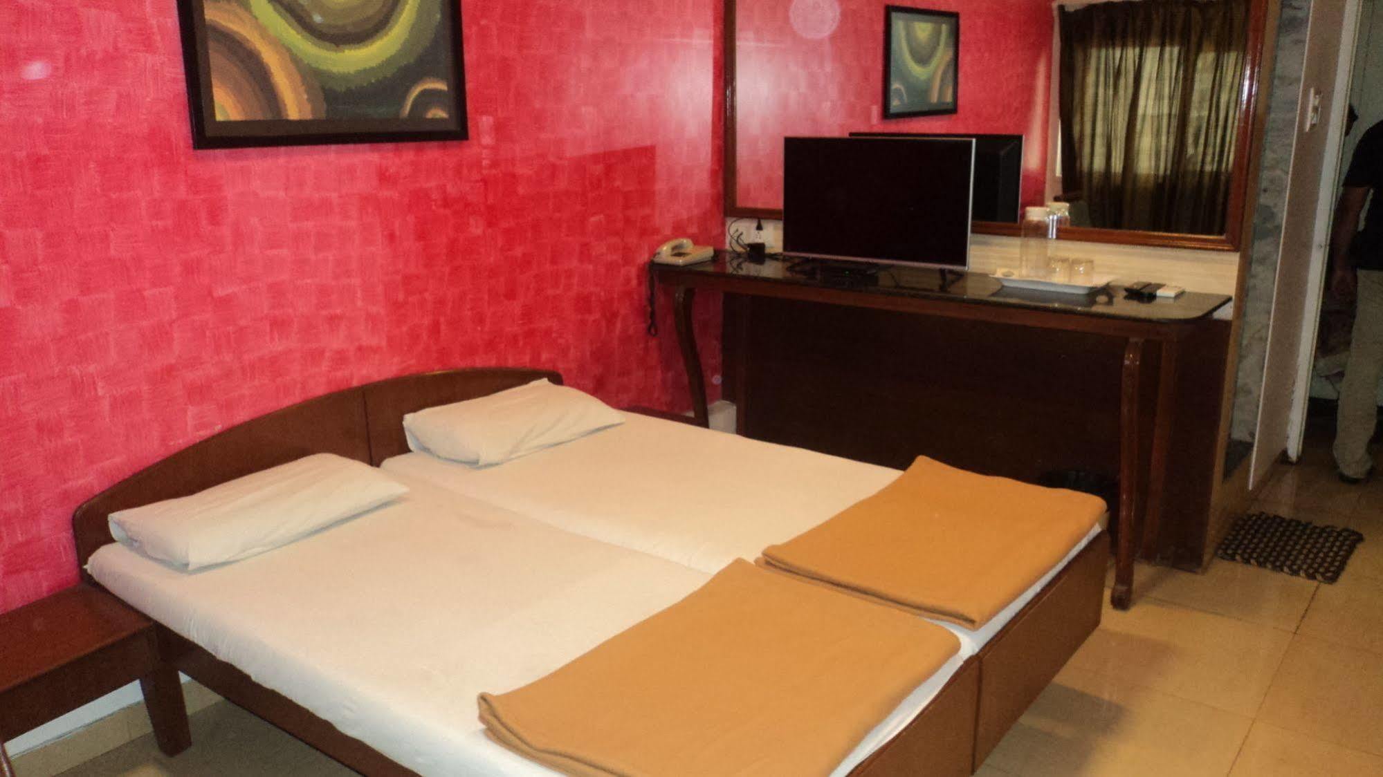 Benazeer Hotel Mumbai Exterior photo