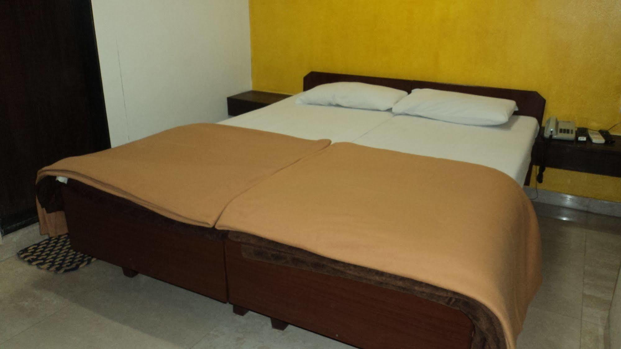 Benazeer Hotel Mumbai Exterior photo