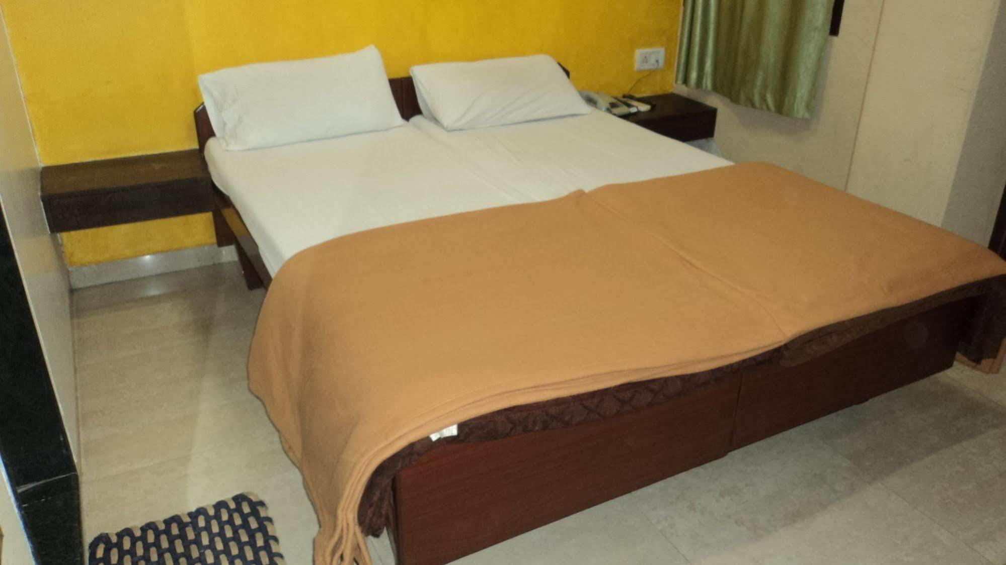 Benazeer Hotel Mumbai Exterior photo